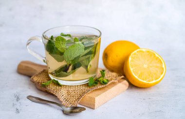 Naneli limonatalı cam bardak.