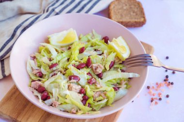 Ton balığı ve kırmızı fasulyeli buzdağı salatası.