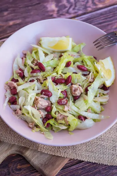 Iceberg salad with tuna and red beans