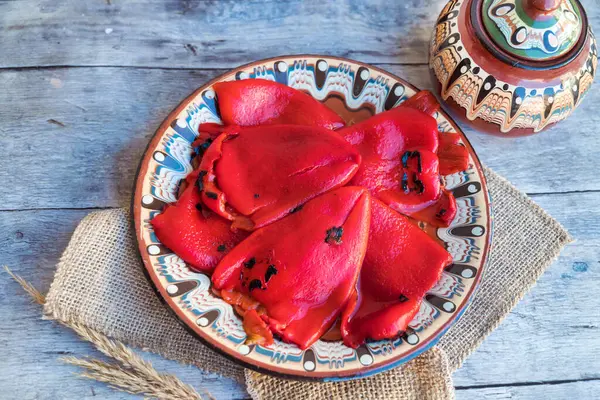 传统保加利亚盘子里的烤红辣椒 图库图片