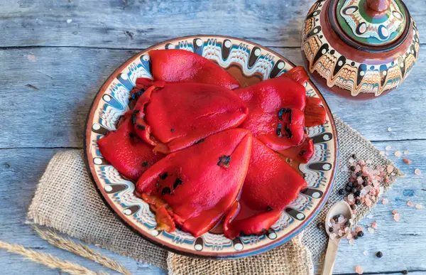 传统保加利亚盘子里的烤红辣椒 图库照片