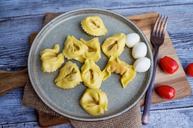 Mozzarella ve domatesli Ravioli.