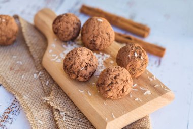 Fındık ve kakaolu sağlıklı çiğ enerji topları. Sağlıklı atıştırmalıklar..