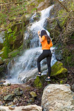 Şelale önünde duran kadın