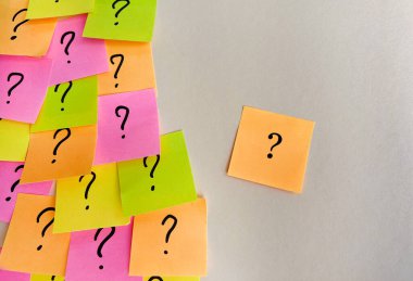 Soruları olan renkli yapışkan notlar