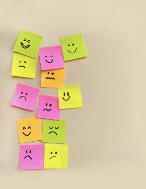Farklı hüzünlü ve mutlu duyguları olan bir sürü yapışkan not. Anket Kavramı