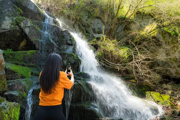Жінка Стоїть Перед Водоспадом Фотографує Телефоном Стокове Фото