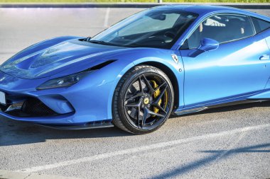 MILANO, İtalya - 30 Mart 2024: mavi Ferrari bir otoparka park edilmiş