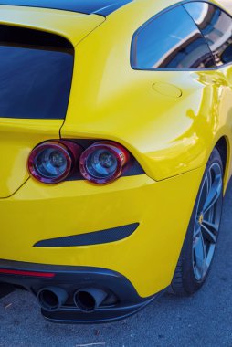 MILANO, İtalya - 30 Mart 2024: mavi Ferrari bir otoparka park edilmiş