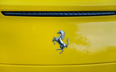 MILANO, İtalya - 30 Mart 2024: mavi Ferrari bir otoparka park edilmiş