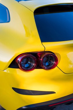 MILANO, İtalya - 30 Mart 2024: mavi Ferrari bir otoparka park edilmiş