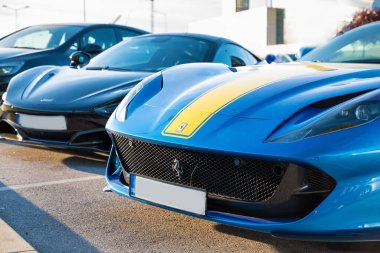 MILANO, İtalya - 30 Mart 2024: mavi Ferrari bir otoparka park edilmiş