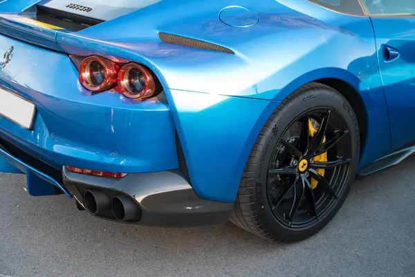 Milano Włochy Marca 2024 Niebieskie Ferrari Zaparkowane Parkingu Obrazy Stockowe bez tantiem