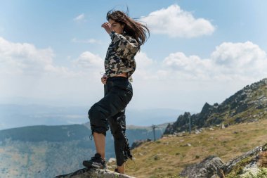 Gezgin Kadın inanılmaz manzaralı yaz dağının tepesinde duruyor. Bulgaristan 'ın Vitosha Dağı. 