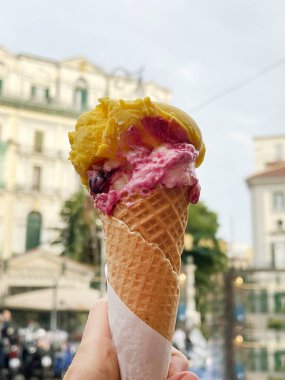 İtalya 'da sokakta el ele tutuşan İtalyan Dondurması 