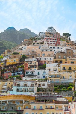 AMALFI, ITALY - 20 Haziran 2024: Positano, Amalfi Sahili, İtalya 'daki Renkli Binalar.