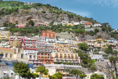 AMALFI, ITALY - 20 Haziran 2024: Positano, Amalfi Sahili, İtalya 'daki Renkli Binalar.