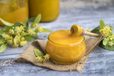 Linden Honey ahşap arka planda