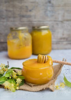 Linden Honey ahşap arka planda