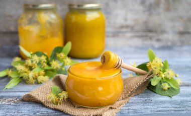 Linden Honey ahşap arka planda