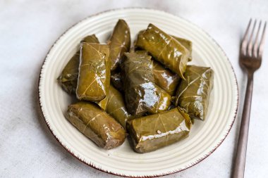Lezzetli dolmades, pilavla doldurulmuş üzüm yaprakları. Yunan mutfağı. 