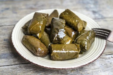 Lezzetli dolmades, pilavla doldurulmuş üzüm yaprakları. Yunan mutfağı. 