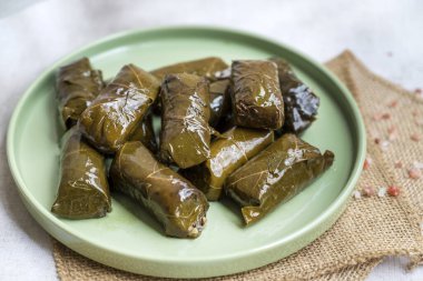 Lezzetli dolmades, pilavla doldurulmuş üzüm yaprakları. Yunan mutfağı. 