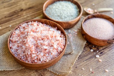 Ahşap kasede pembe himalaya tuzu