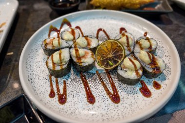 Japonya restoranında somon ve avokado ile suşi ruloları.