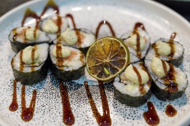 Japonya restoranında somon ve avokado ile suşi ruloları.