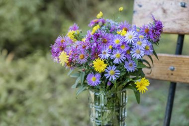 Mor çiçekli sonbahar buketi