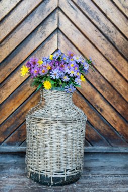 Mor çiçekli sonbahar buketi