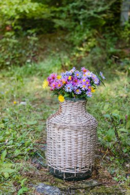 Mor çiçekli sonbahar buketi