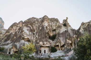 Türkiye 'nin Kapadokya kentindeki kaya oluşumlarıyla manzara