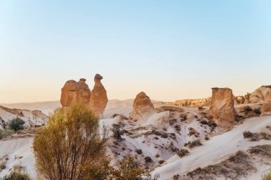 Türkiye 'nin Kapadokya kentindeki kaya oluşumlarıyla manzara