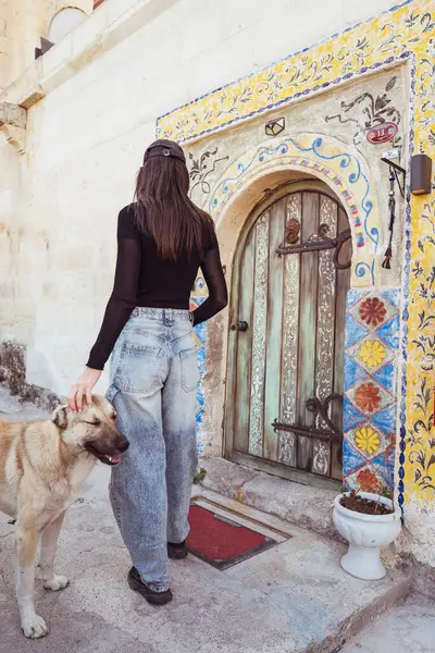 Kapadokya, Türkiye 'de seyahat eden güzel kadın