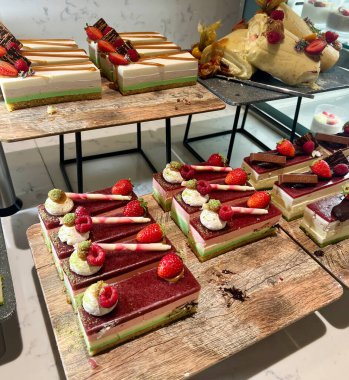 Pastanede çiçekli kek çeşitleri. Lezzetli estetik tatlı tatlılar. 