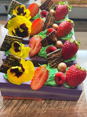 Pastanede çiçekli kek çeşitleri. Lezzetli estetik tatlı tatlılar. 