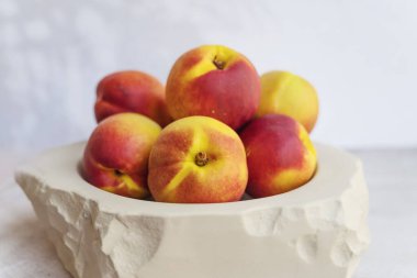 Modern Taş Meyve Kasesinde Taze Şeftali