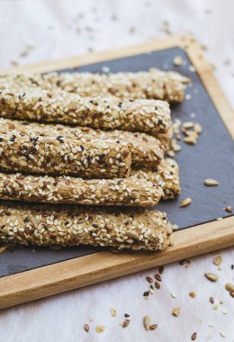 Tohumlu çıtır ekmek çubukları. Sağlıklı tam tahıllı atıştırma