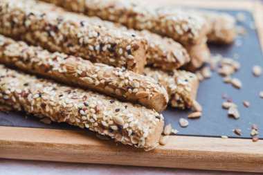 Tohumlu çıtır ekmek çubukları. Sağlıklı tam tahıllı atıştırma