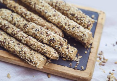 Tohumlu çıtır ekmek çubukları. Sağlıklı tam tahıllı atıştırma