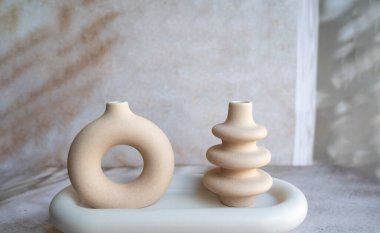 Modern bej seramik küçük vazolar mermer tepside. İskandinav iç mimarisi 