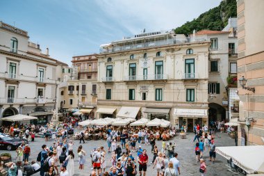 AMALFI, İtalya - 15 Haziran 2024: Amalfi, İtalya 'daki SantAndrea Kilisesi 