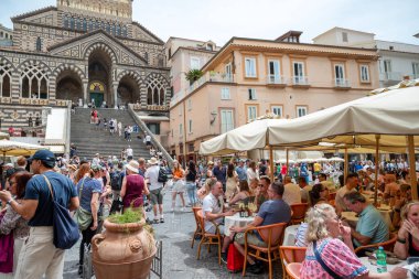 AMALFI, İtalya - 15 Haziran 2024: Amalfi, İtalya 'daki SantAndrea Kilisesi 