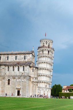 Pisa, İtalya - 18 Mayıs 2024: Pisa eğik kule ve katedraller, İtalya