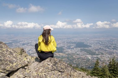 Bulgaristan 'ın Vitosha Dağı' nda Sofya kentinin üzerinde duran Gezgin Kadın. 