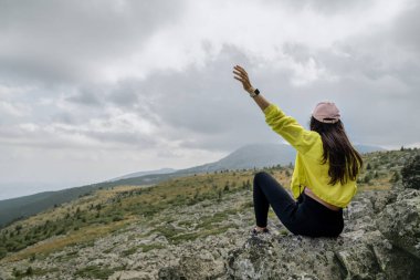 Bulgaristan 'ın Vitosha Dağı' nda Sofya kentinin üzerinde duran Gezgin Kadın. 