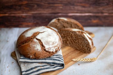 Taze pişmiş Round Rye ekmeği. 