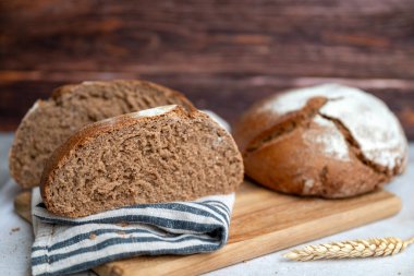 Taze pişmiş Round Rye ekmeği. 